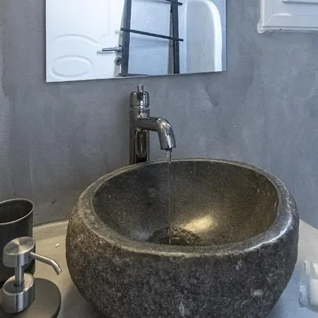 Modern Naya Escape In Santorini With Captivating Sea Views