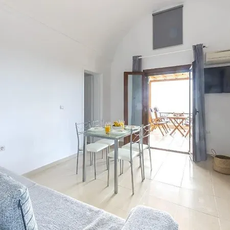 Апартаменты Modern Naya Escape In Santorini With Captivating Sea Views Мегалохори